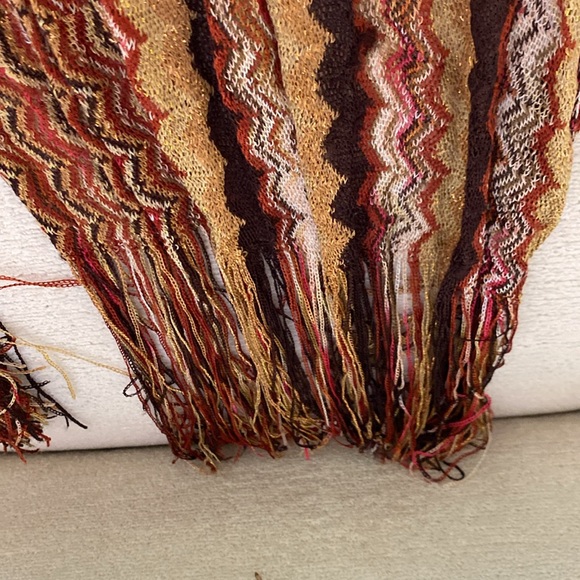 Nine silk scarves. Some never worn and some lightly loved. - Picture 13 of 16